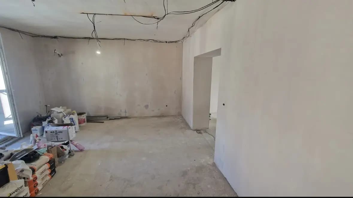 Elegantný interiér vily s veľkolepým visiacim lustrom, moderným dizajnom a otvoreným dvojpodlažným priestorom.