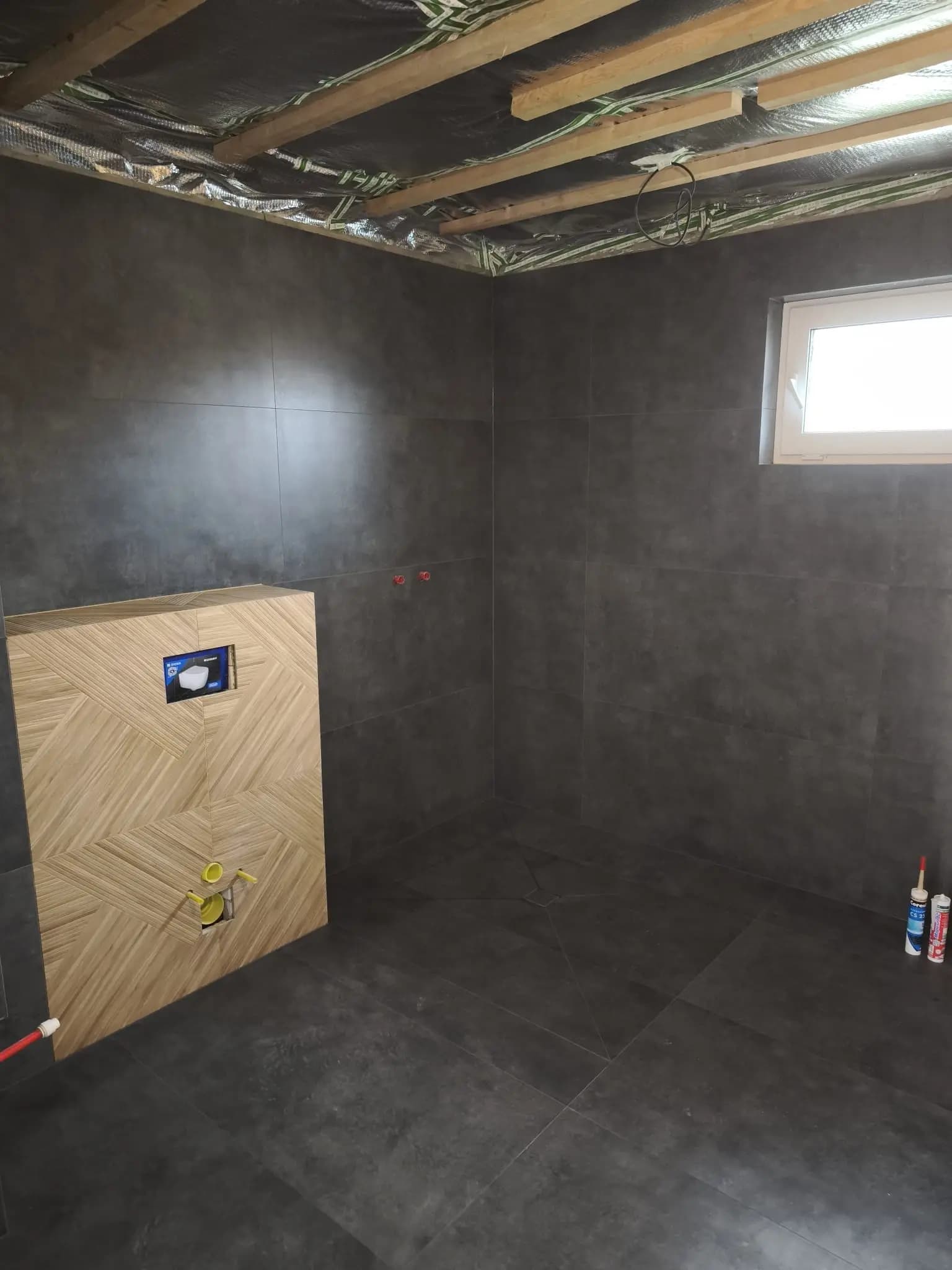 Moderná kancelária v minimalistickom štýle s elegantnými pracovnými stolmi a prírodnými materiálmi.