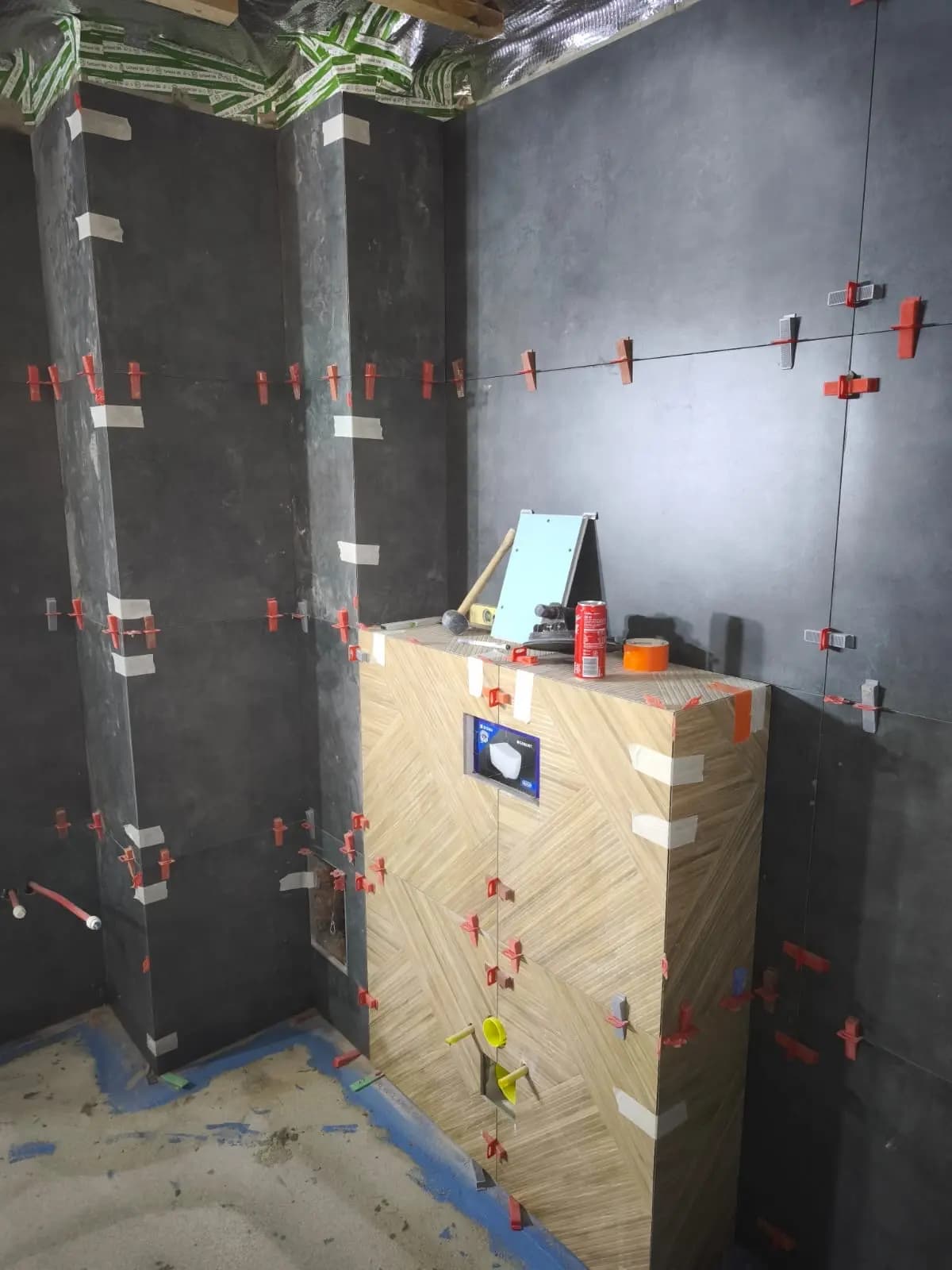 Moderná kancelária v minimalistickom štýle s elegantnými pracovnými stolmi a prírodnými materiálmi.