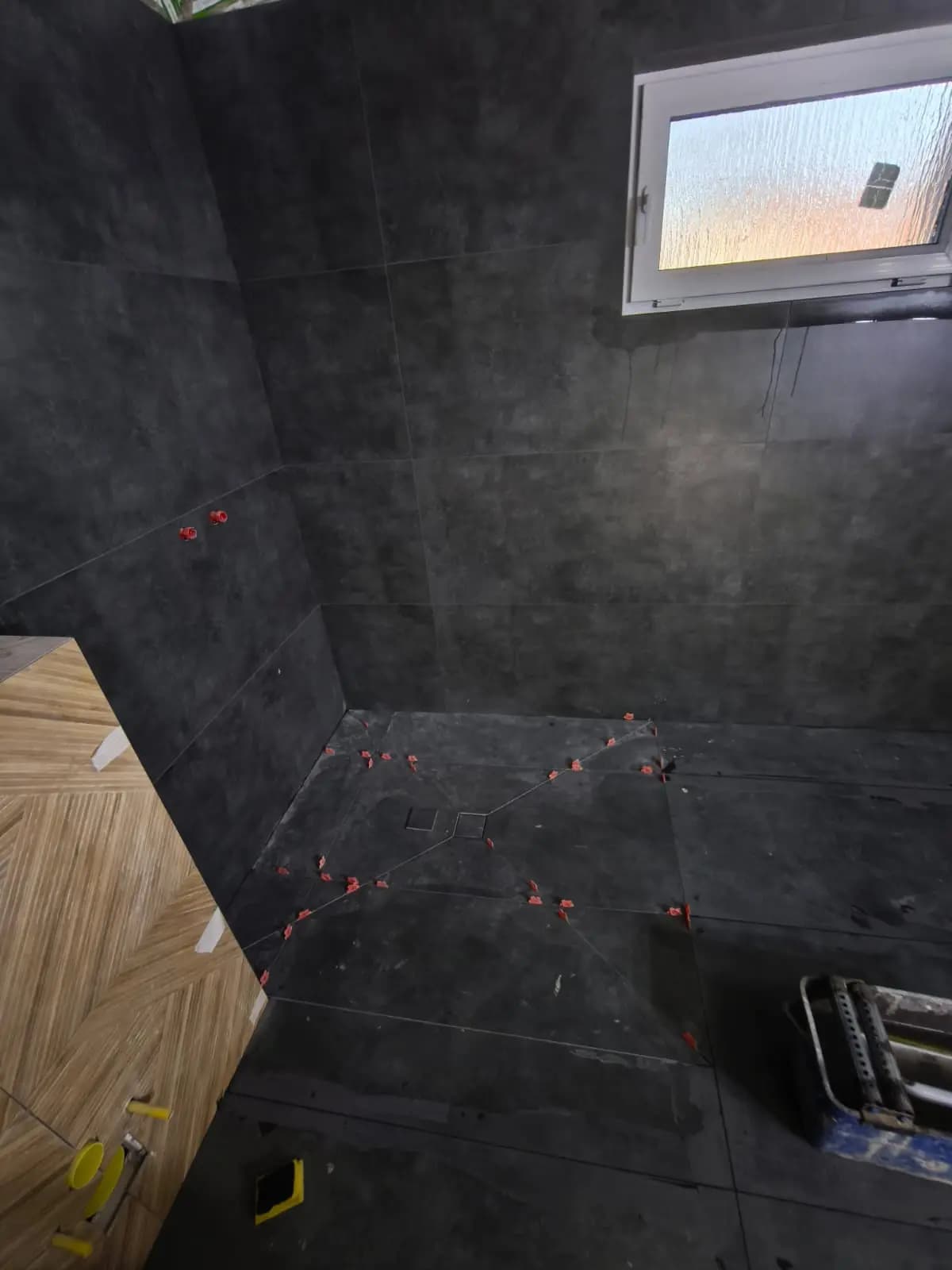 Moderná kancelária v minimalistickom štýle s elegantnými pracovnými stolmi a prírodnými materiálmi.