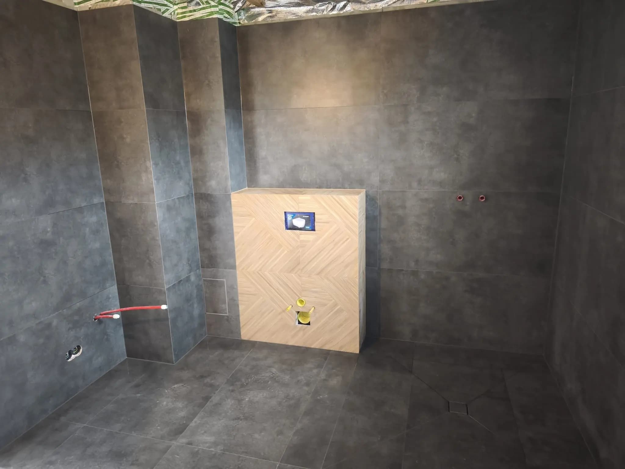 Moderná kancelária v minimalistickom štýle s elegantnými pracovnými stolmi a prírodnými materiálmi.