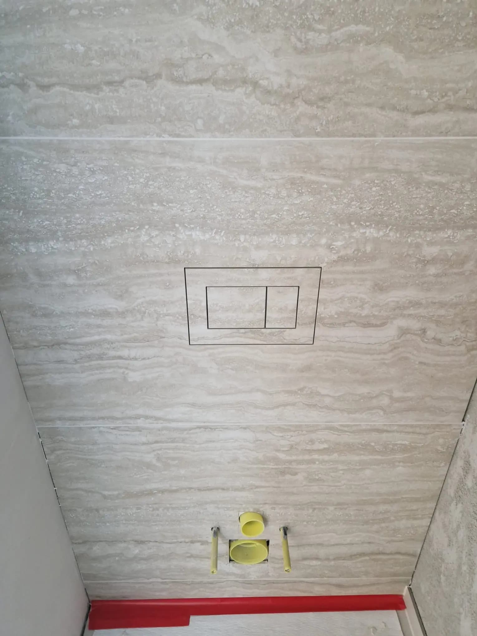 Moderná kancelária v minimalistickom štýle s elegantnými pracovnými stolmi a prírodnými materiálmi.