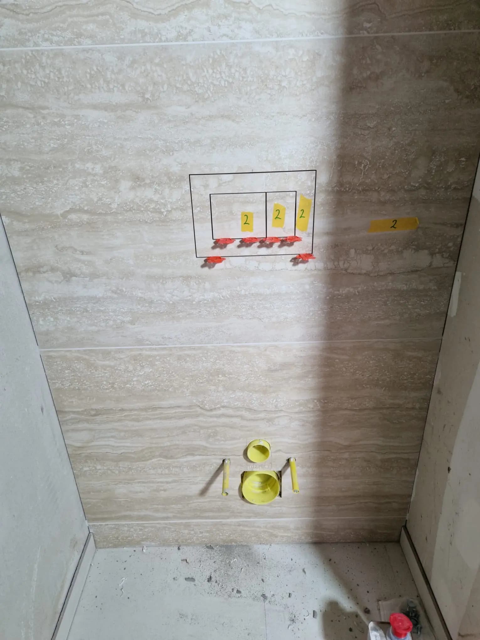 Moderná kancelária v minimalistickom štýle s elegantnými pracovnými stolmi a prírodnými materiálmi.