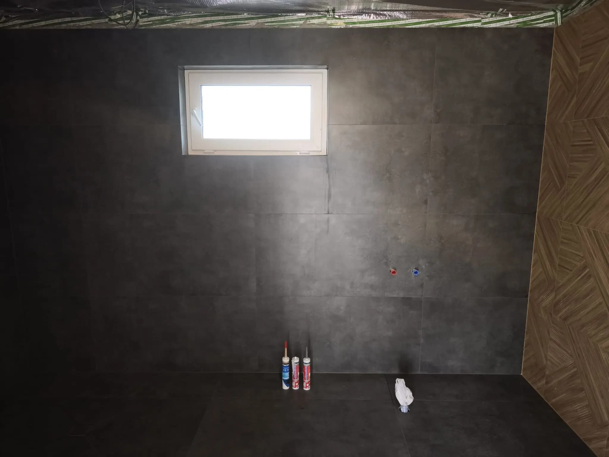 Moderná kancelária v minimalistickom štýle s elegantnými pracovnými stolmi a prírodnými materiálmi.