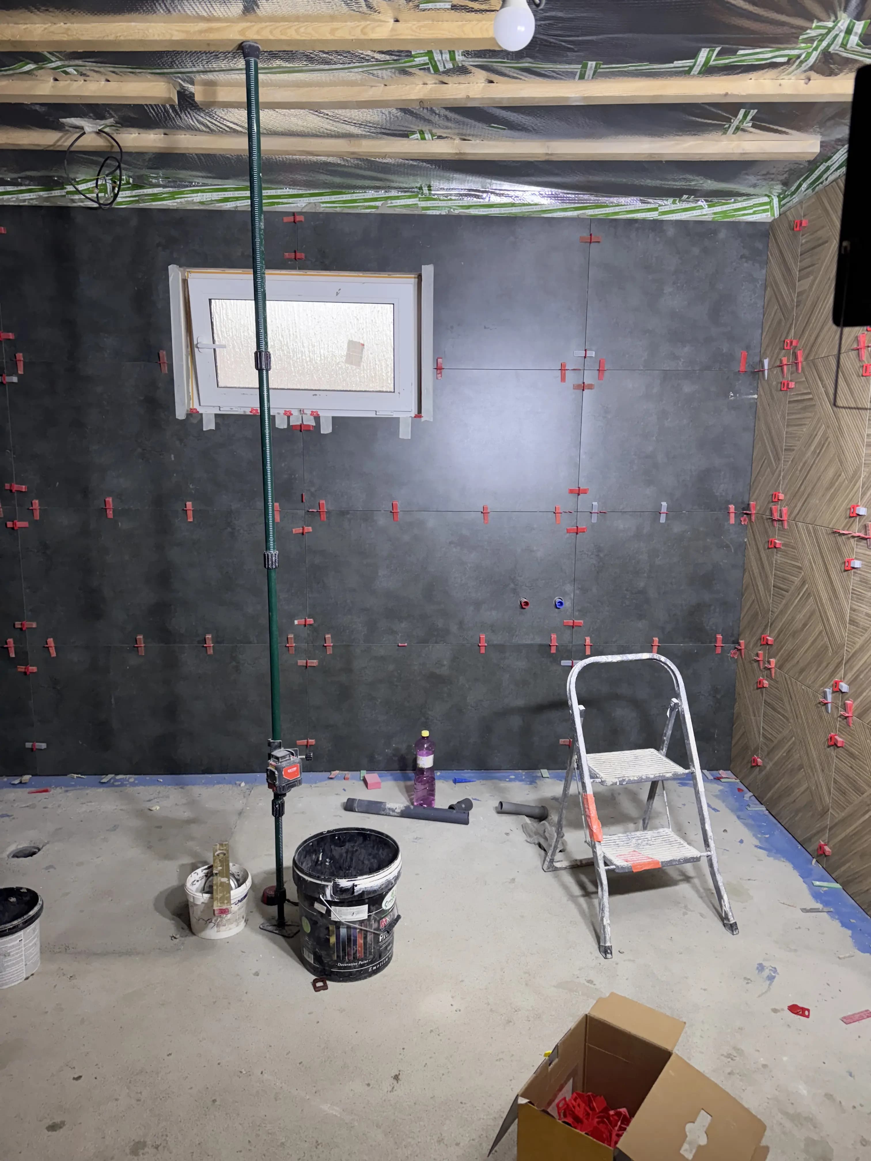 Moderná kancelária v minimalistickom štýle s elegantnými pracovnými stolmi a prírodnými materiálmi.