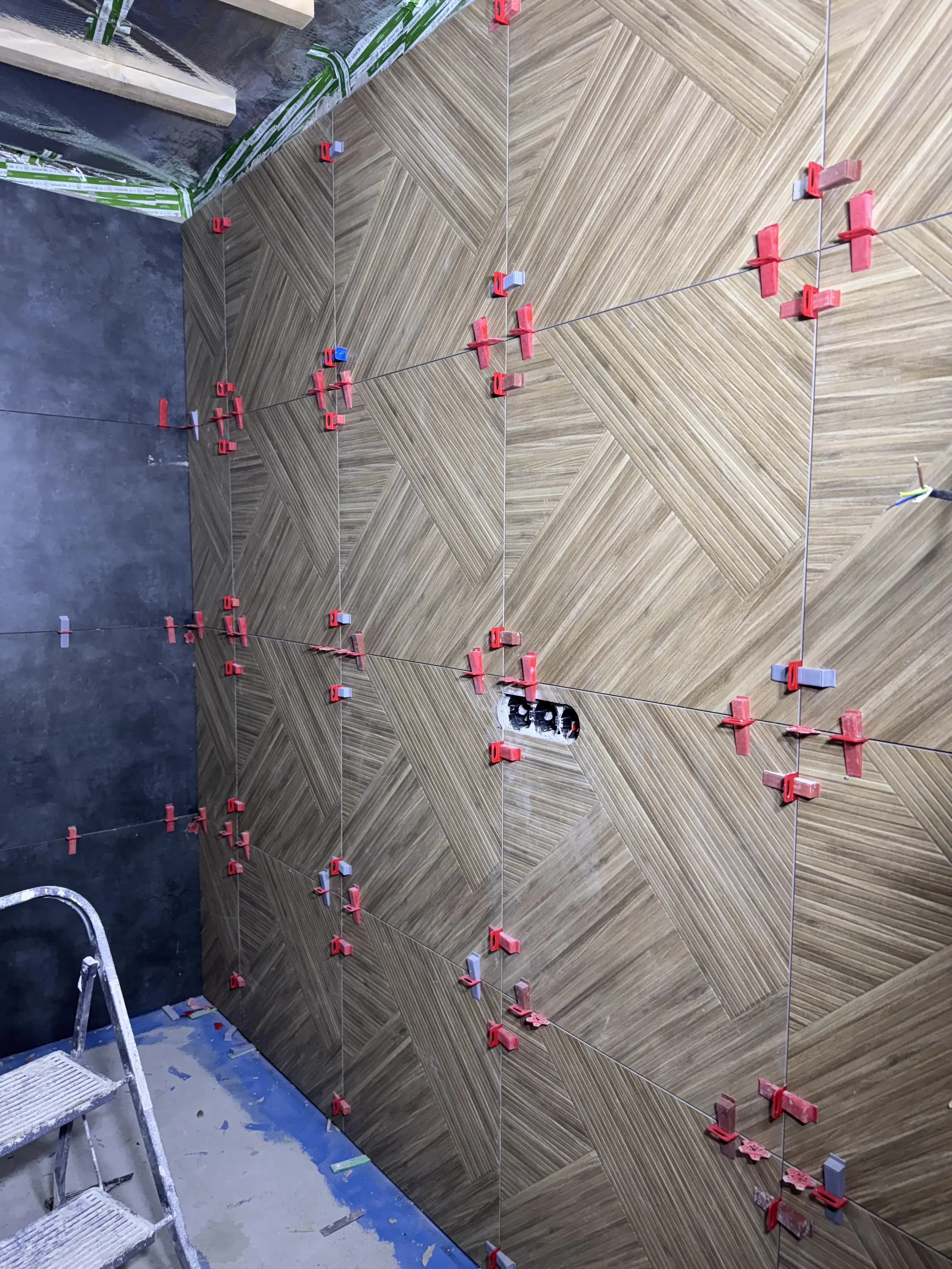 Moderná kancelária v minimalistickom štýle s elegantnými pracovnými stolmi a prírodnými materiálmi.