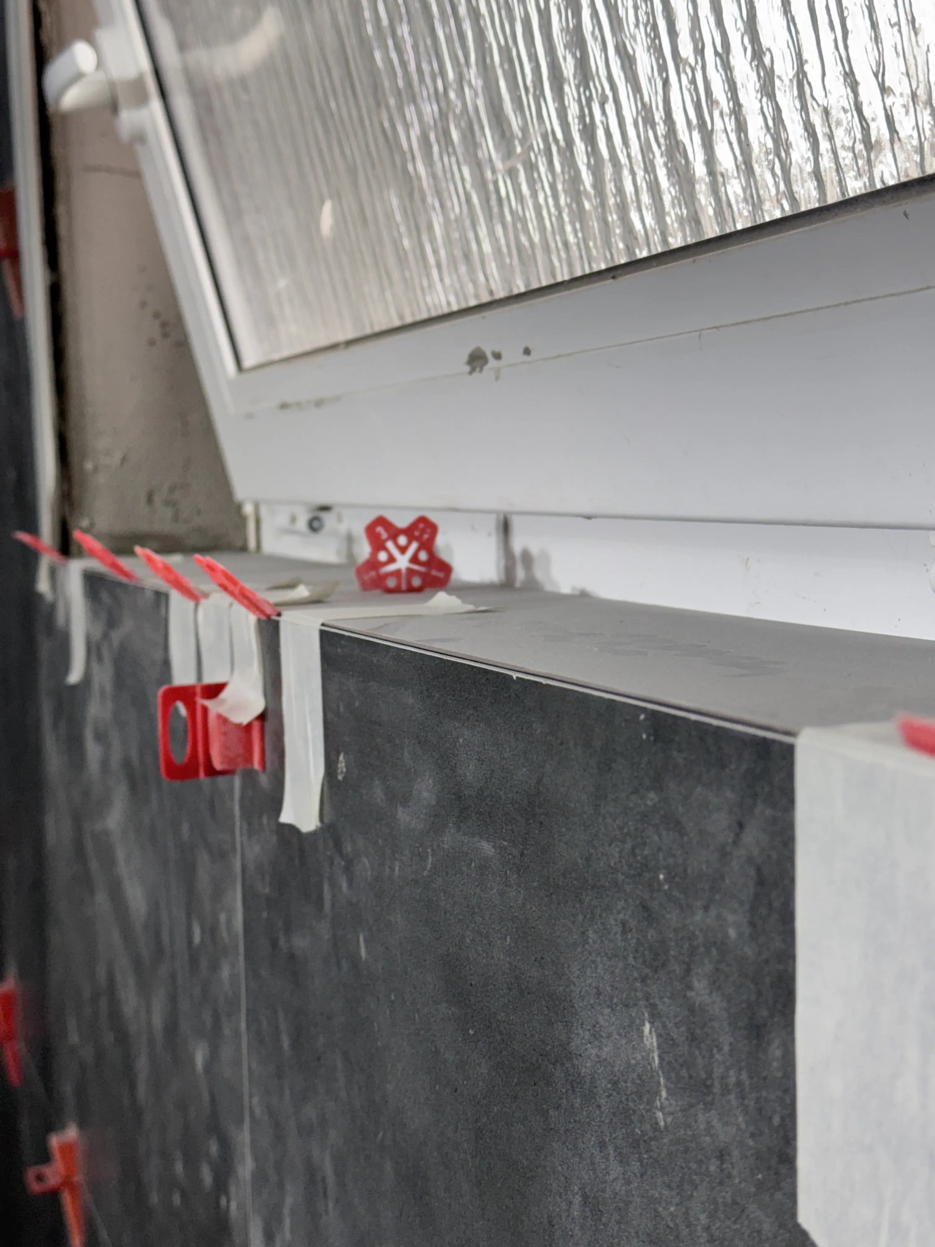 Moderná kancelária v minimalistickom štýle s elegantnými pracovnými stolmi a prírodnými materiálmi.