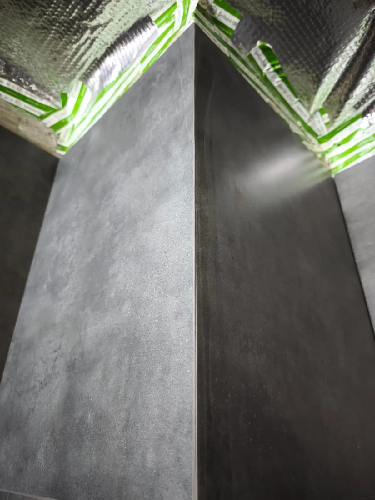 Moderná kancelária v minimalistickom štýle s elegantnými pracovnými stolmi a prírodnými materiálmi.