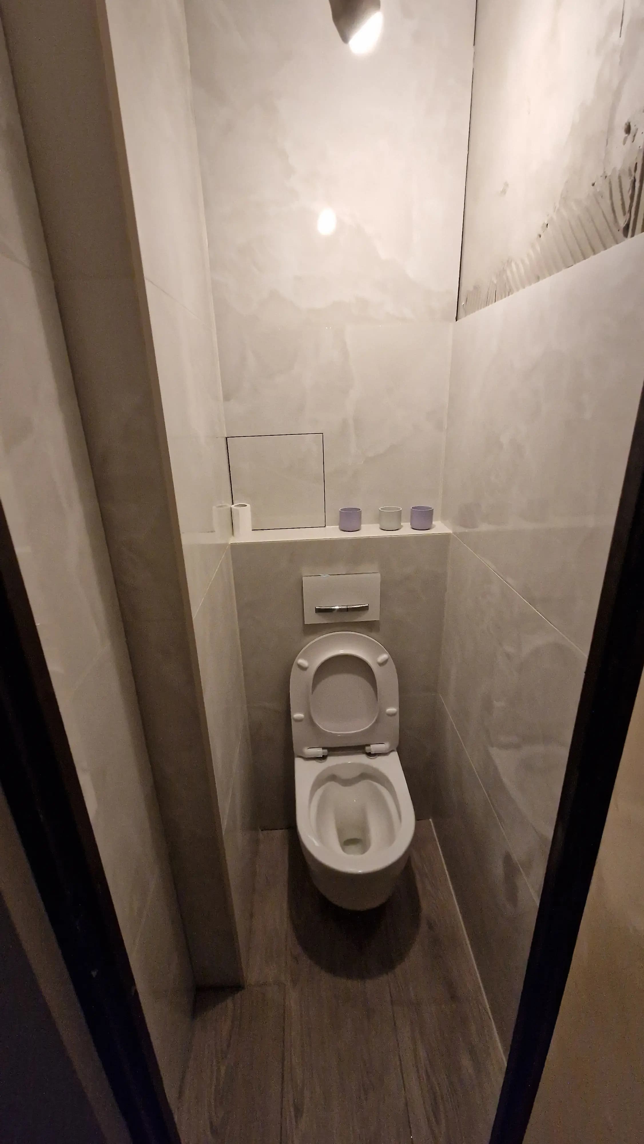 Moderná kancelária v minimalistickom štýle s elegantnými pracovnými stolmi a prírodnými materiálmi.