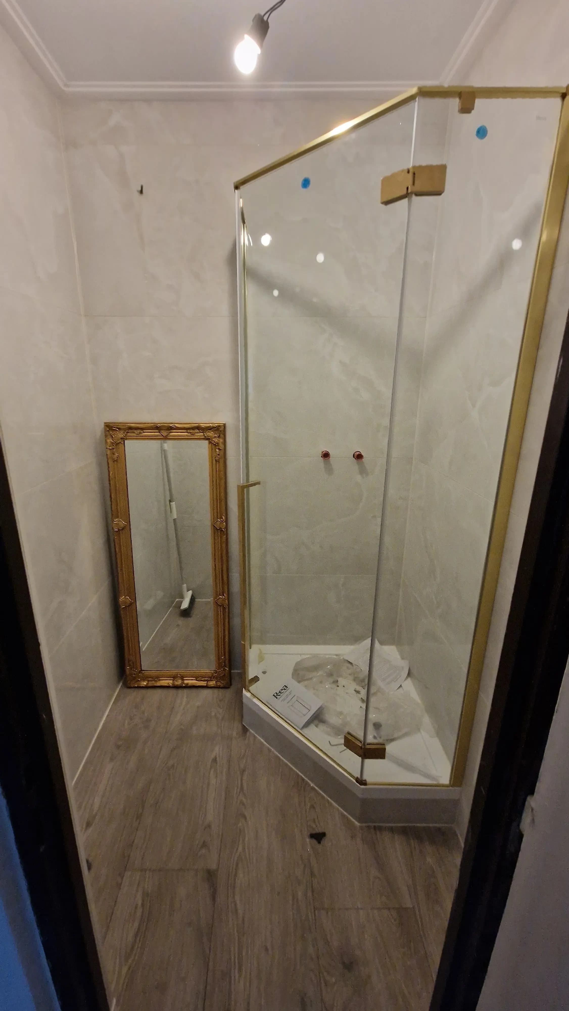 Moderná kancelária v minimalistickom štýle s elegantnými pracovnými stolmi a prírodnými materiálmi.