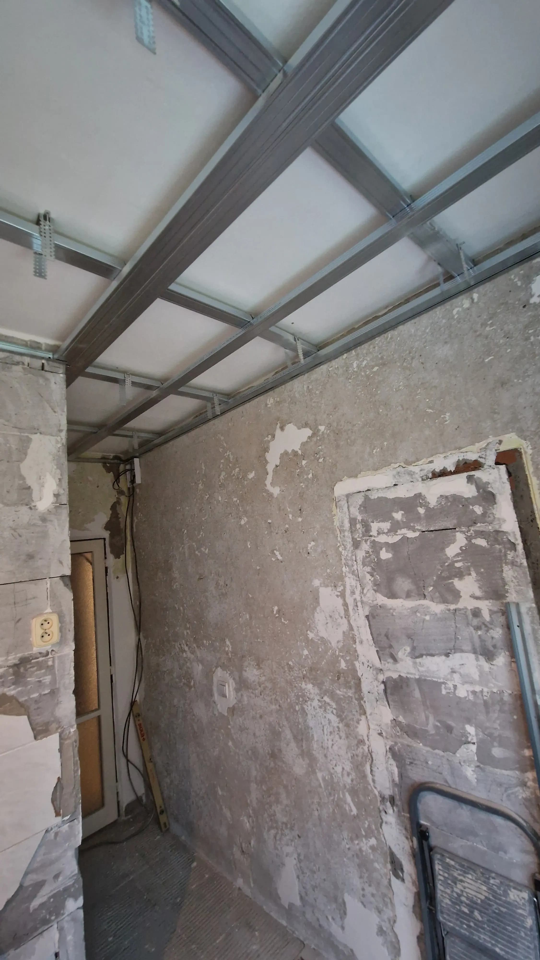 Moderná kancelária v minimalistickom štýle s elegantnými pracovnými stolmi a prírodnými materiálmi.