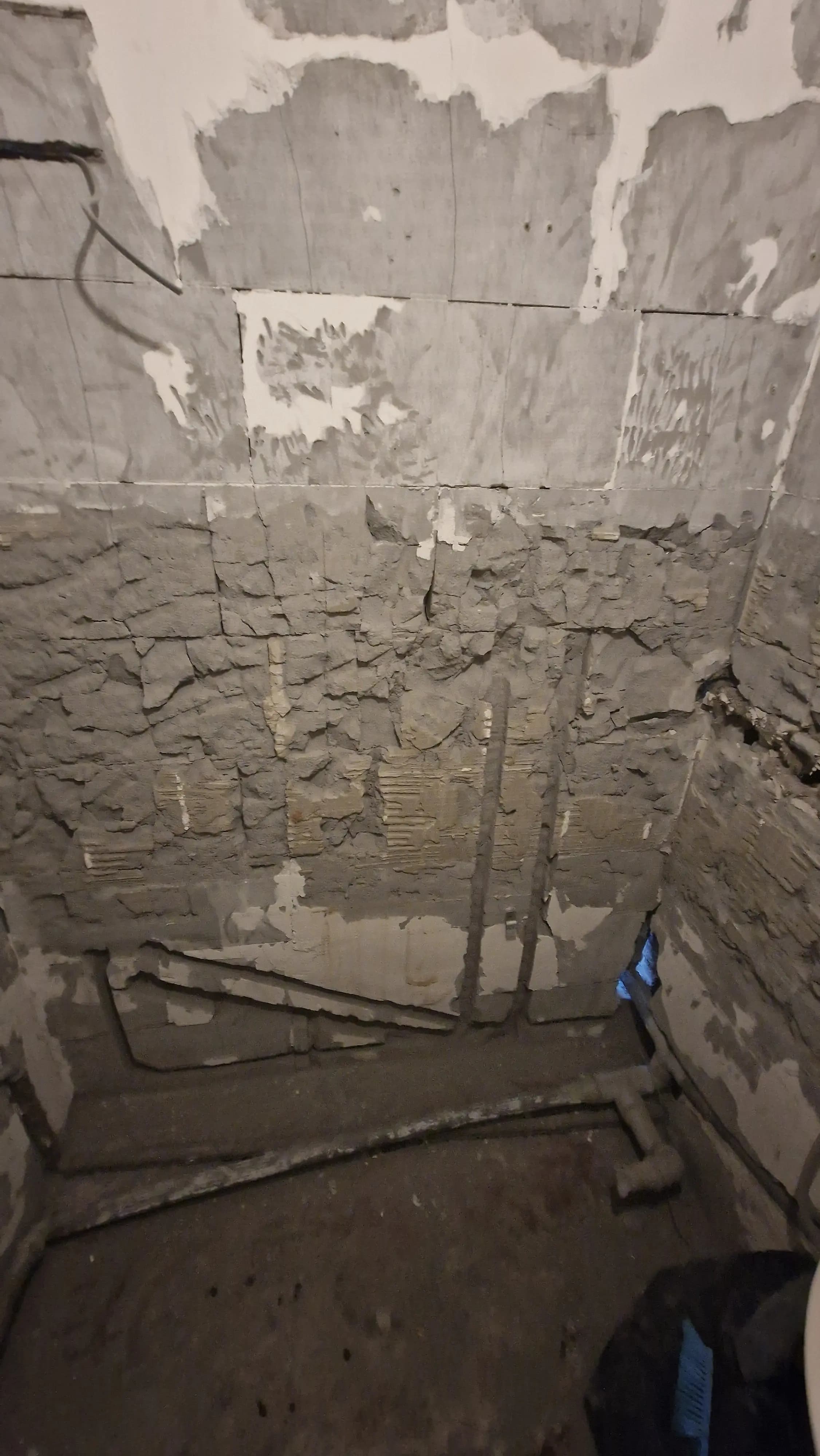 Moderná kancelária v minimalistickom štýle s elegantnými pracovnými stolmi a prírodnými materiálmi.