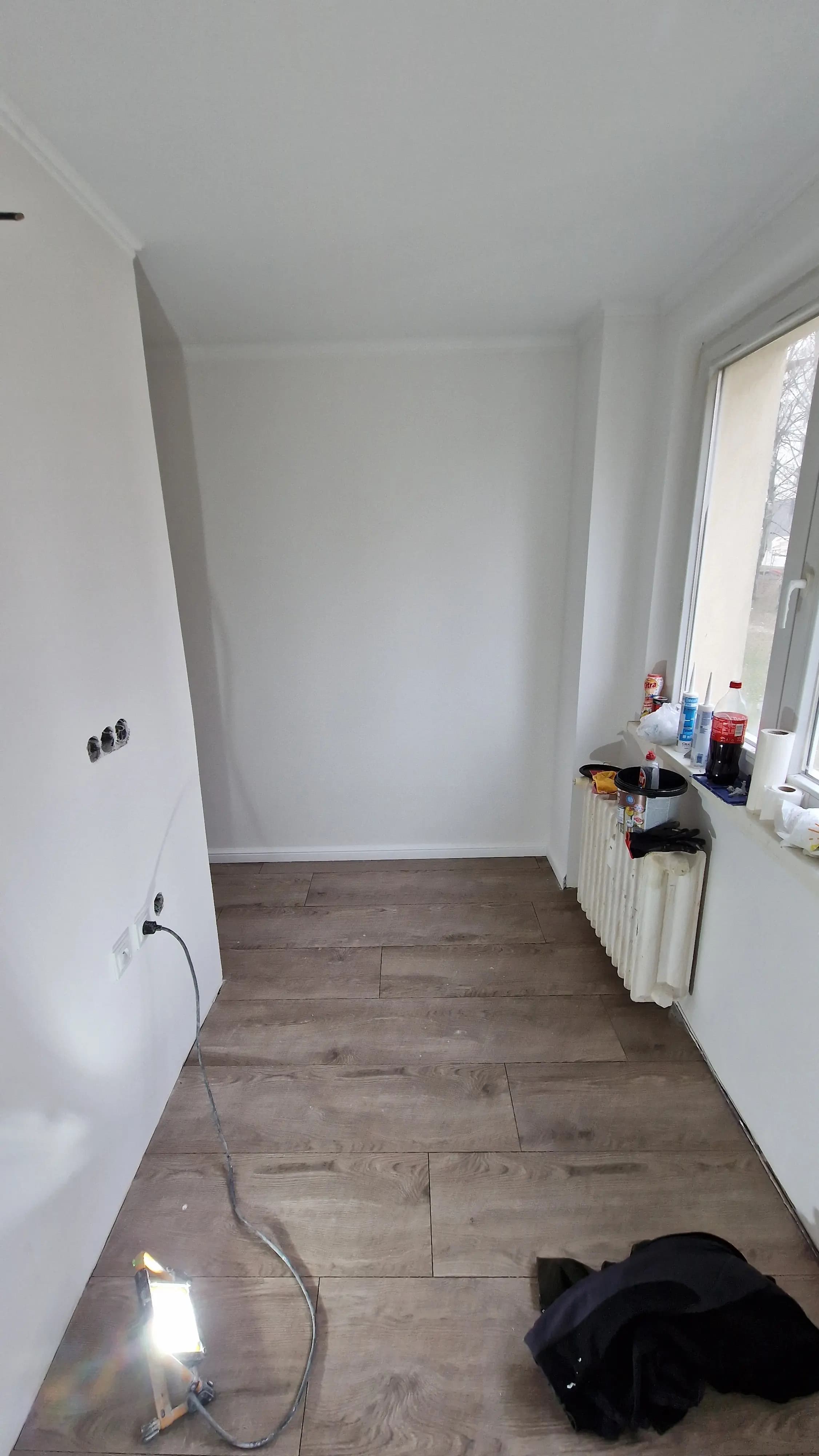 Moderná kancelária v minimalistickom štýle s elegantnými pracovnými stolmi a prírodnými materiálmi.