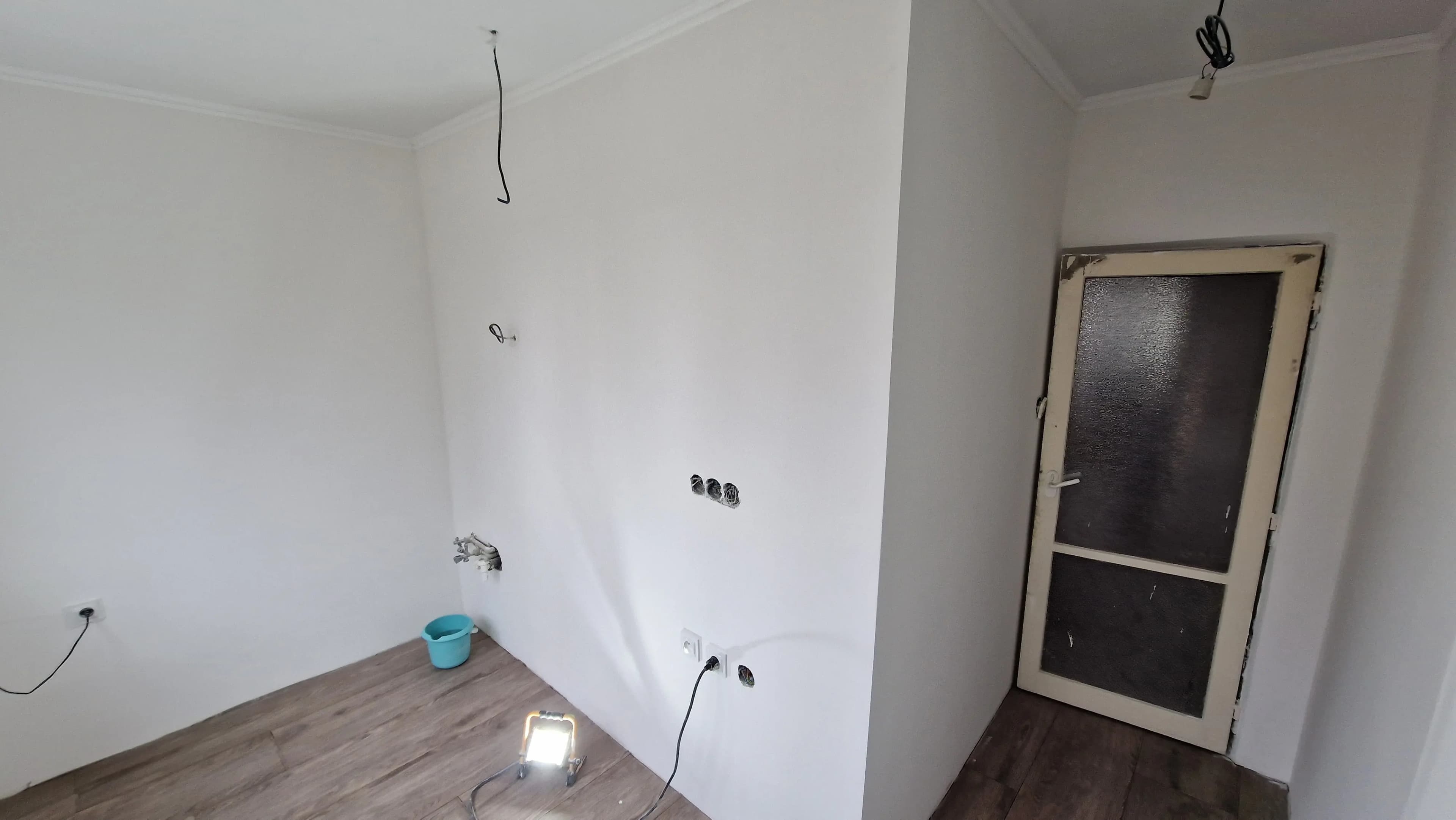 Moderná kancelária v minimalistickom štýle s elegantnými pracovnými stolmi a prírodnými materiálmi.