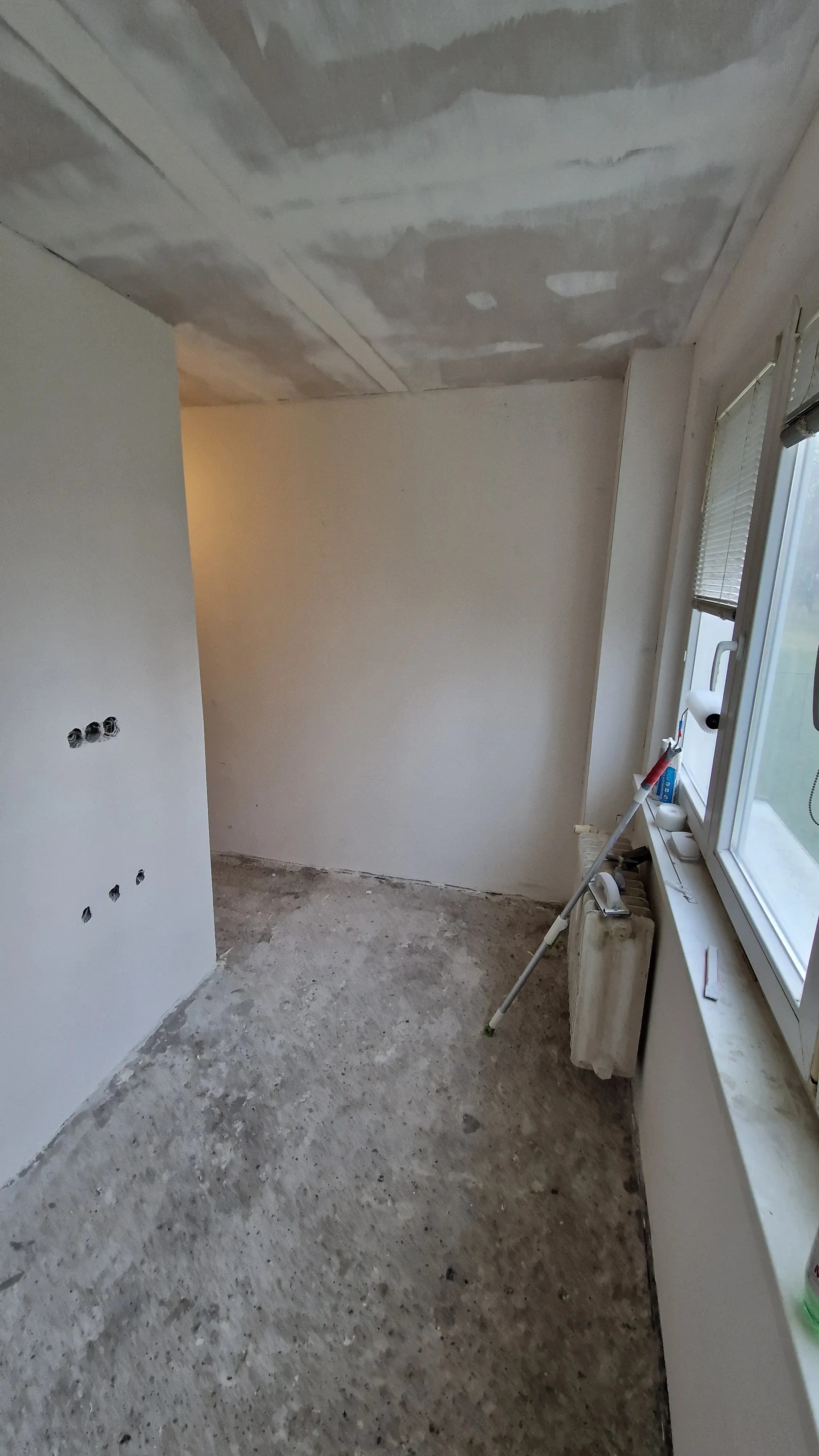 Moderná kancelária v minimalistickom štýle s elegantnými pracovnými stolmi a prírodnými materiálmi.