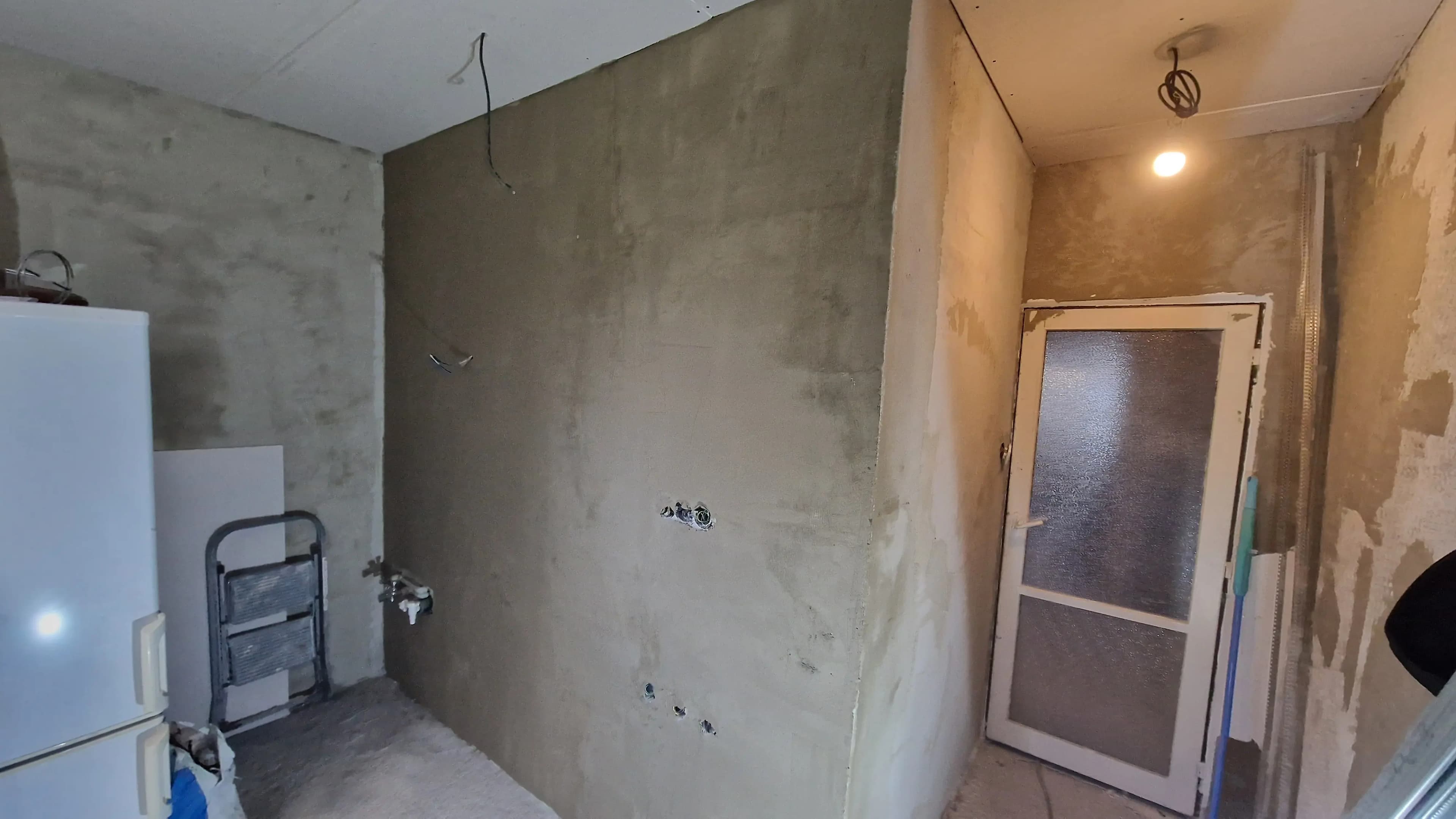 Moderná kancelária v minimalistickom štýle s elegantnými pracovnými stolmi a prírodnými materiálmi.