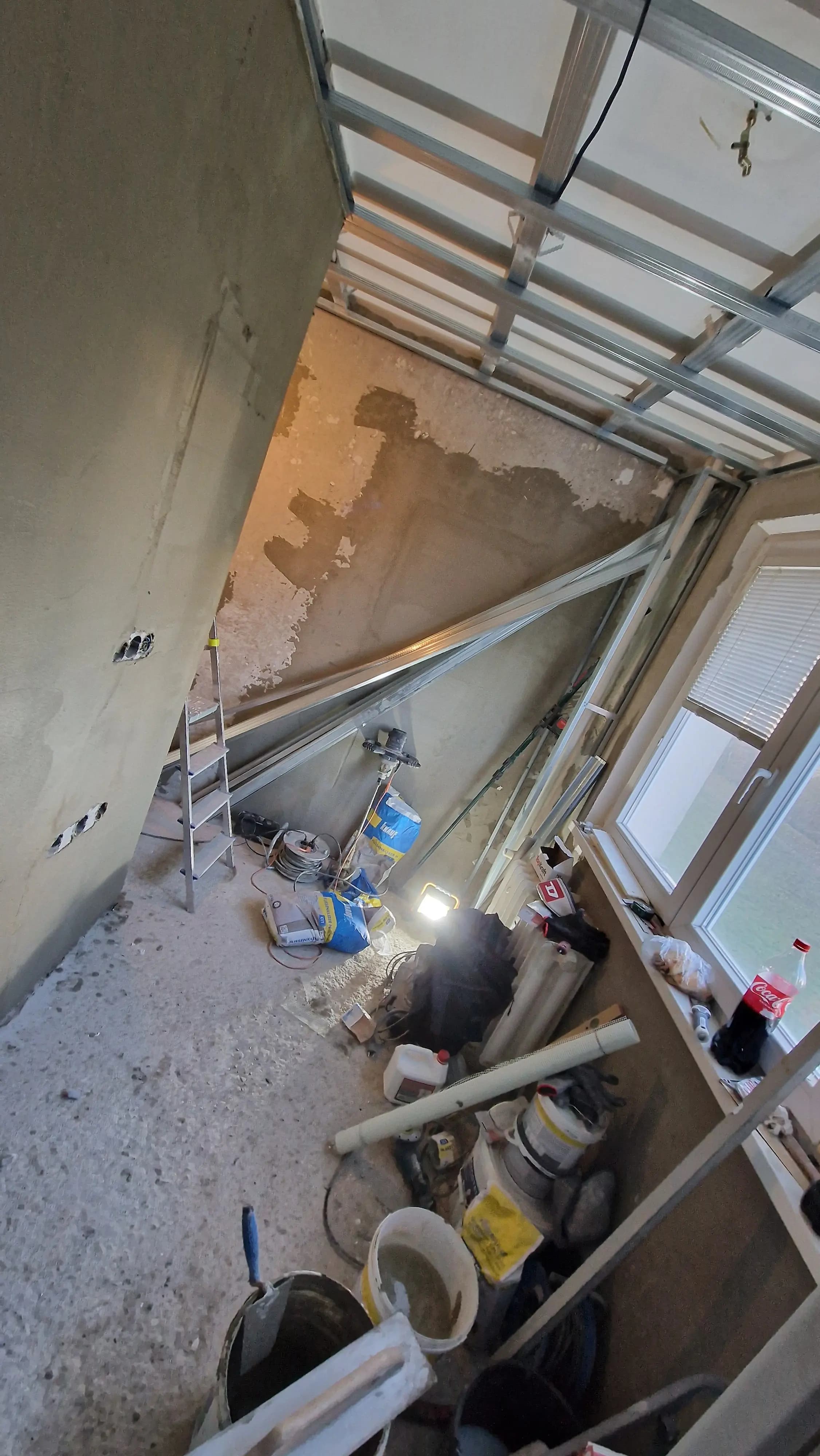 Moderná kancelária v minimalistickom štýle s elegantnými pracovnými stolmi a prírodnými materiálmi.