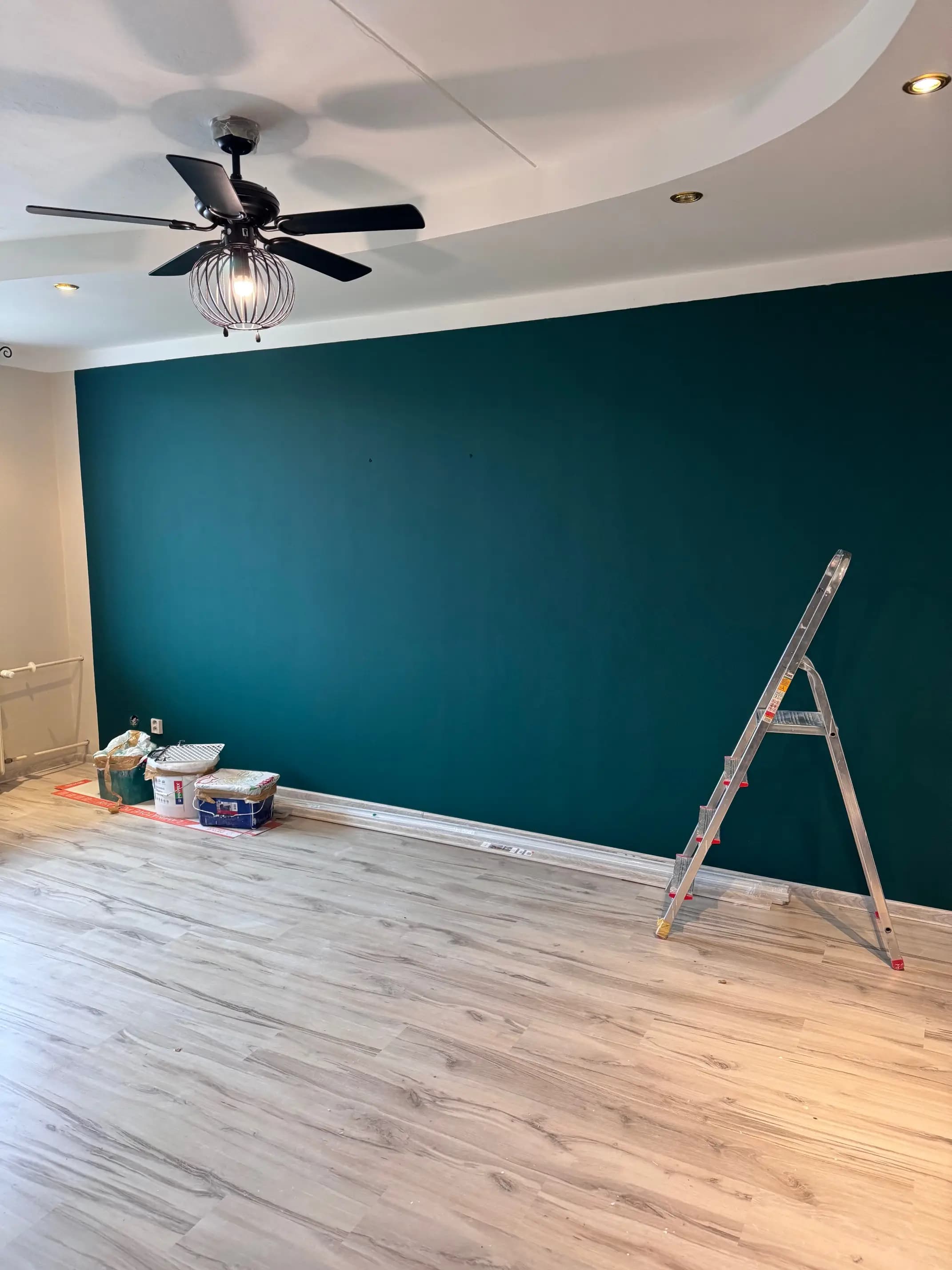 Luxusný penthouse s veľkou terasou, presklenými stenami a nádherným výhľadom na mesto.