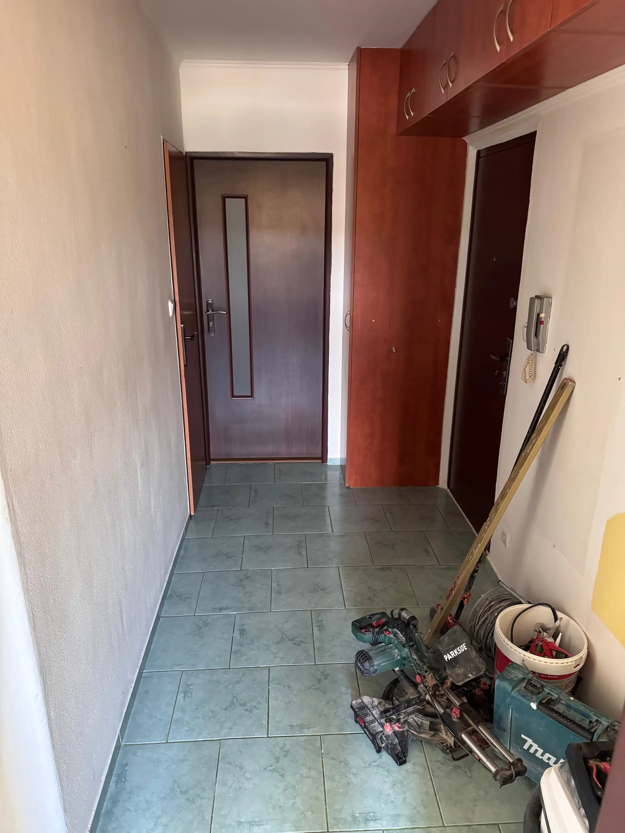 Luxusný penthouse s veľkou terasou, presklenými stenami a nádherným výhľadom na mesto.