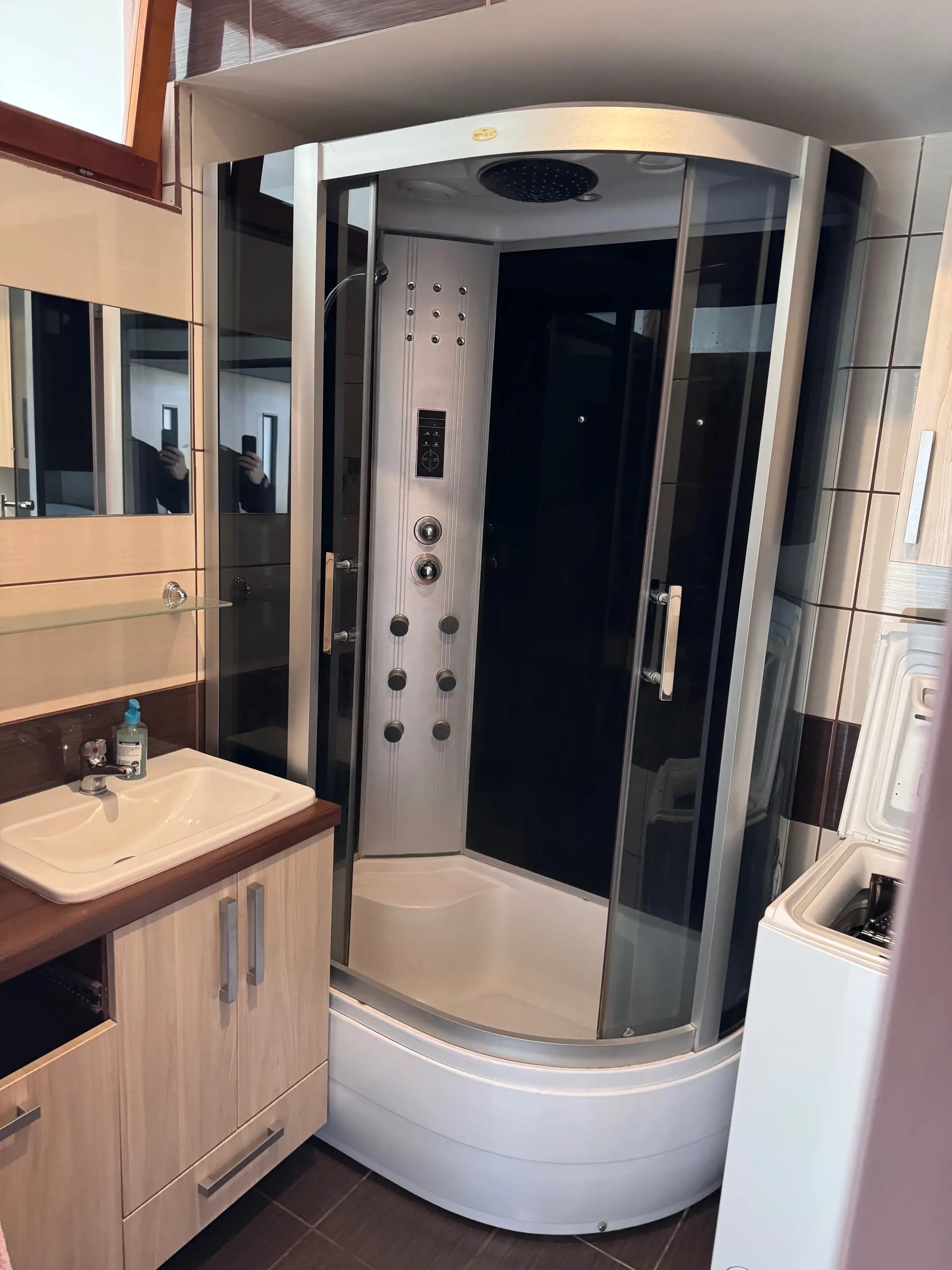 Luxusný penthouse s veľkou terasou, presklenými stenami a nádherným výhľadom na mesto.