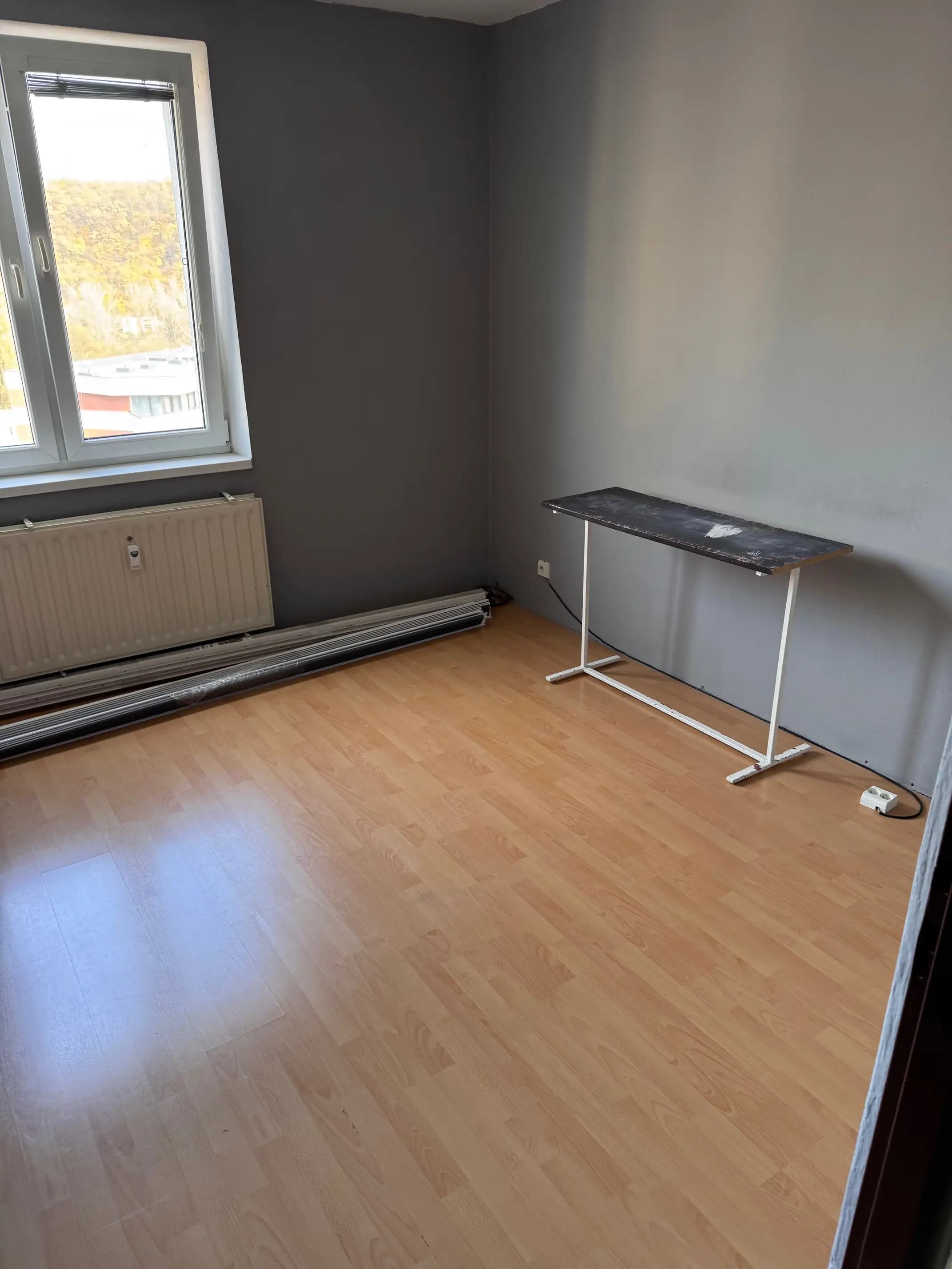 Luxusný penthouse s veľkou terasou, presklenými stenami a nádherným výhľadom na mesto.