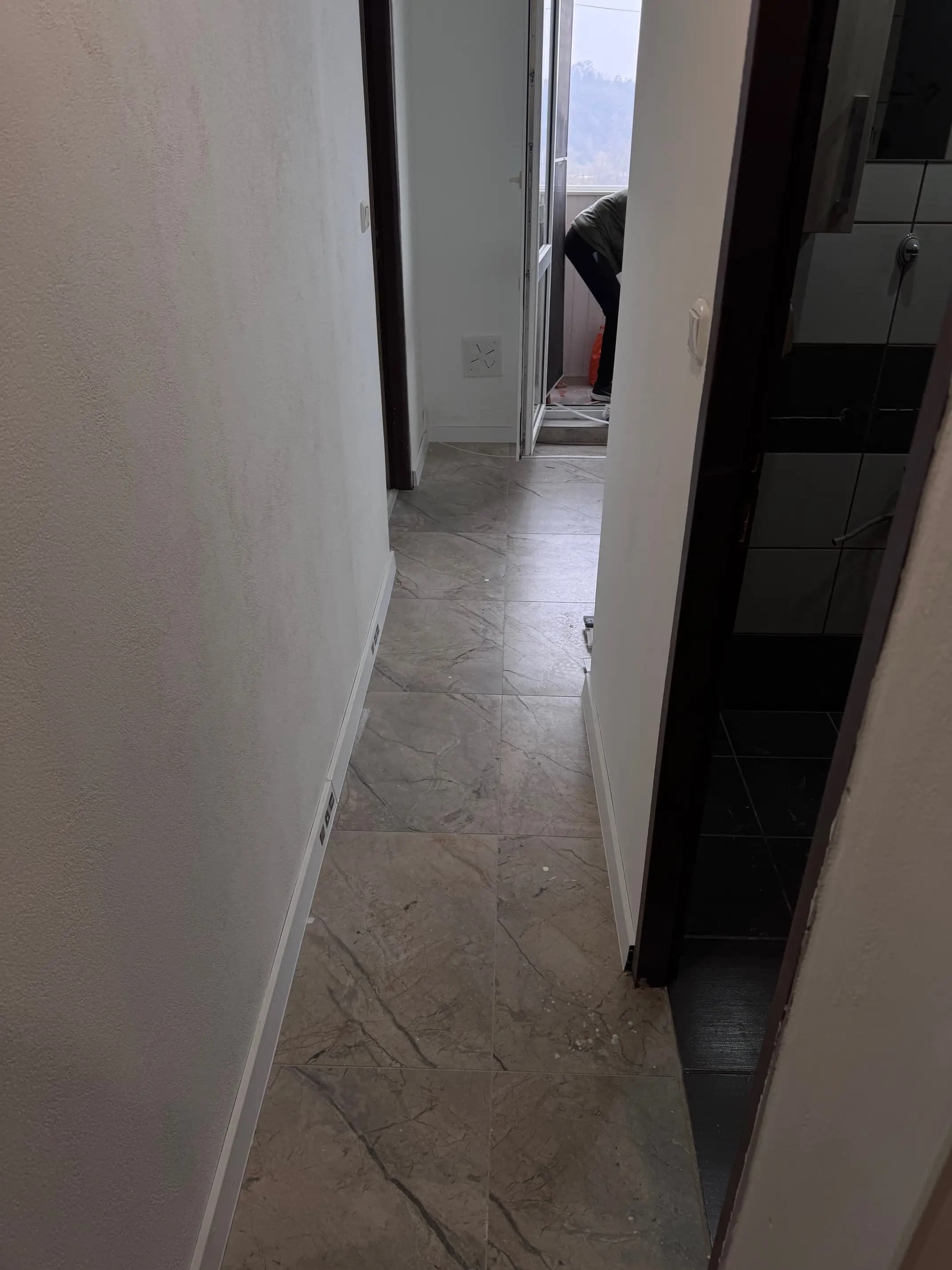 Luxusný penthouse s veľkou terasou, presklenými stenami a nádherným výhľadom na mesto.