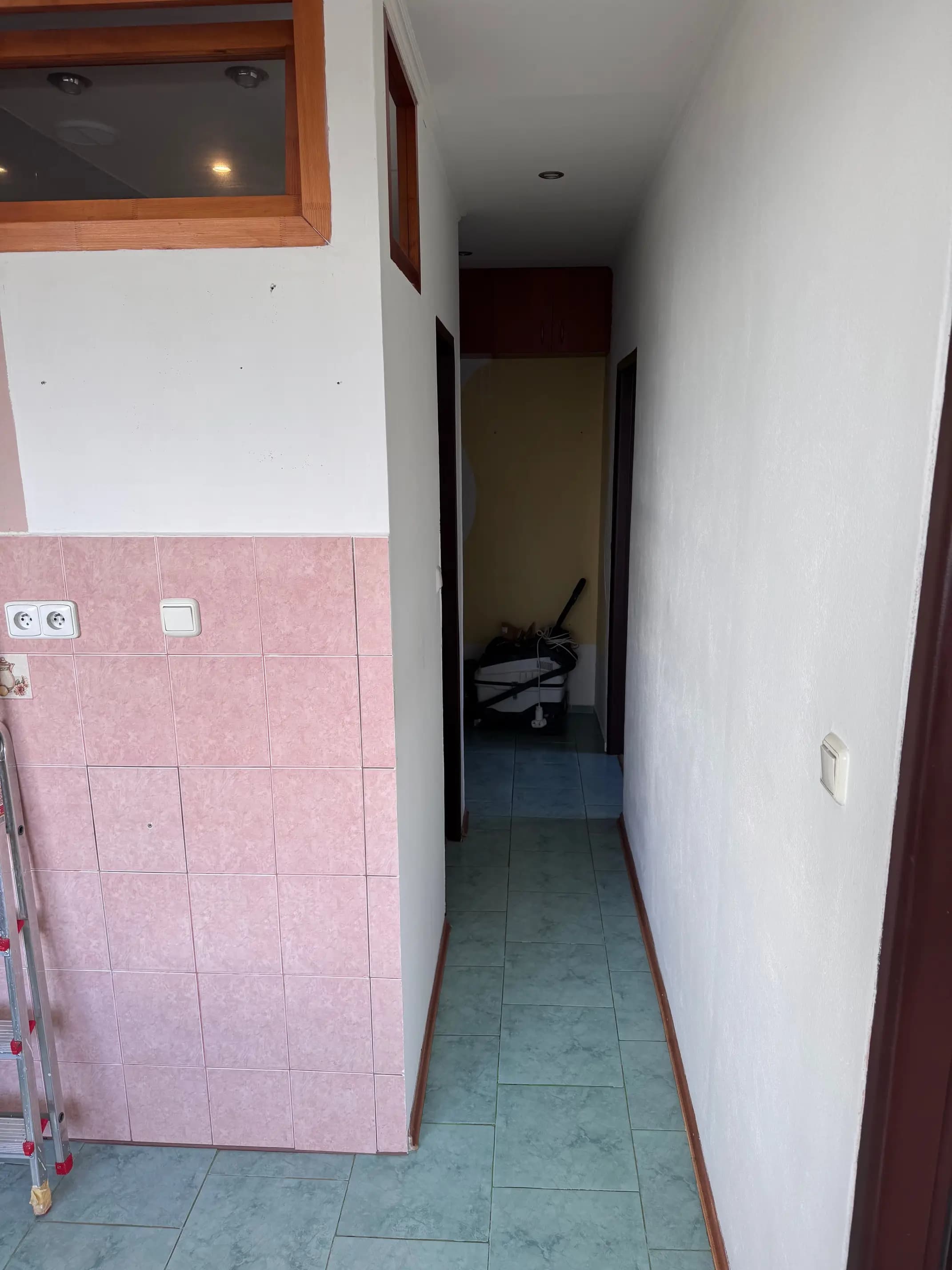 Luxusný penthouse s veľkou terasou, presklenými stenami a nádherným výhľadom na mesto.