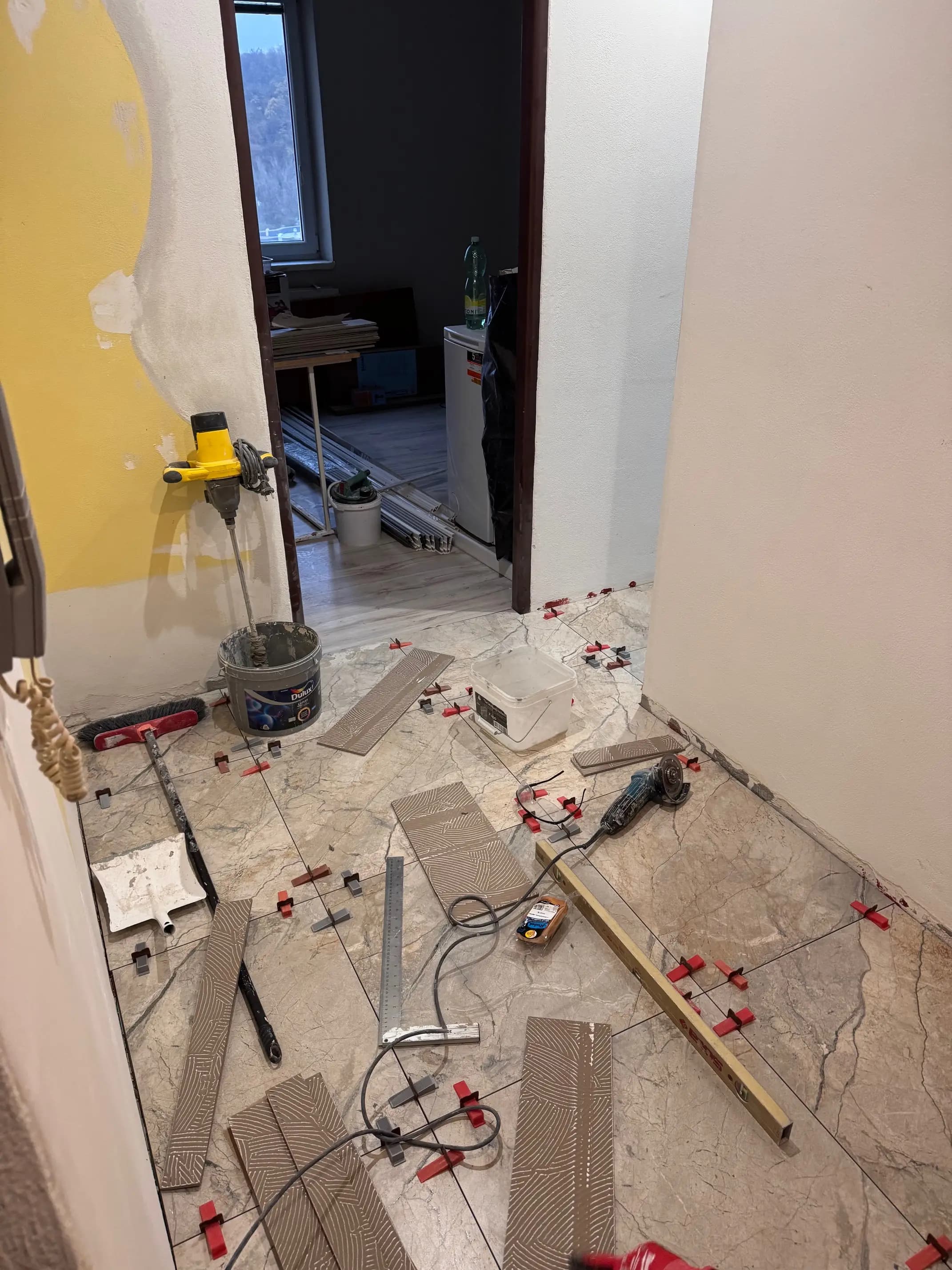 Luxusný penthouse s veľkou terasou, presklenými stenami a nádherným výhľadom na mesto.