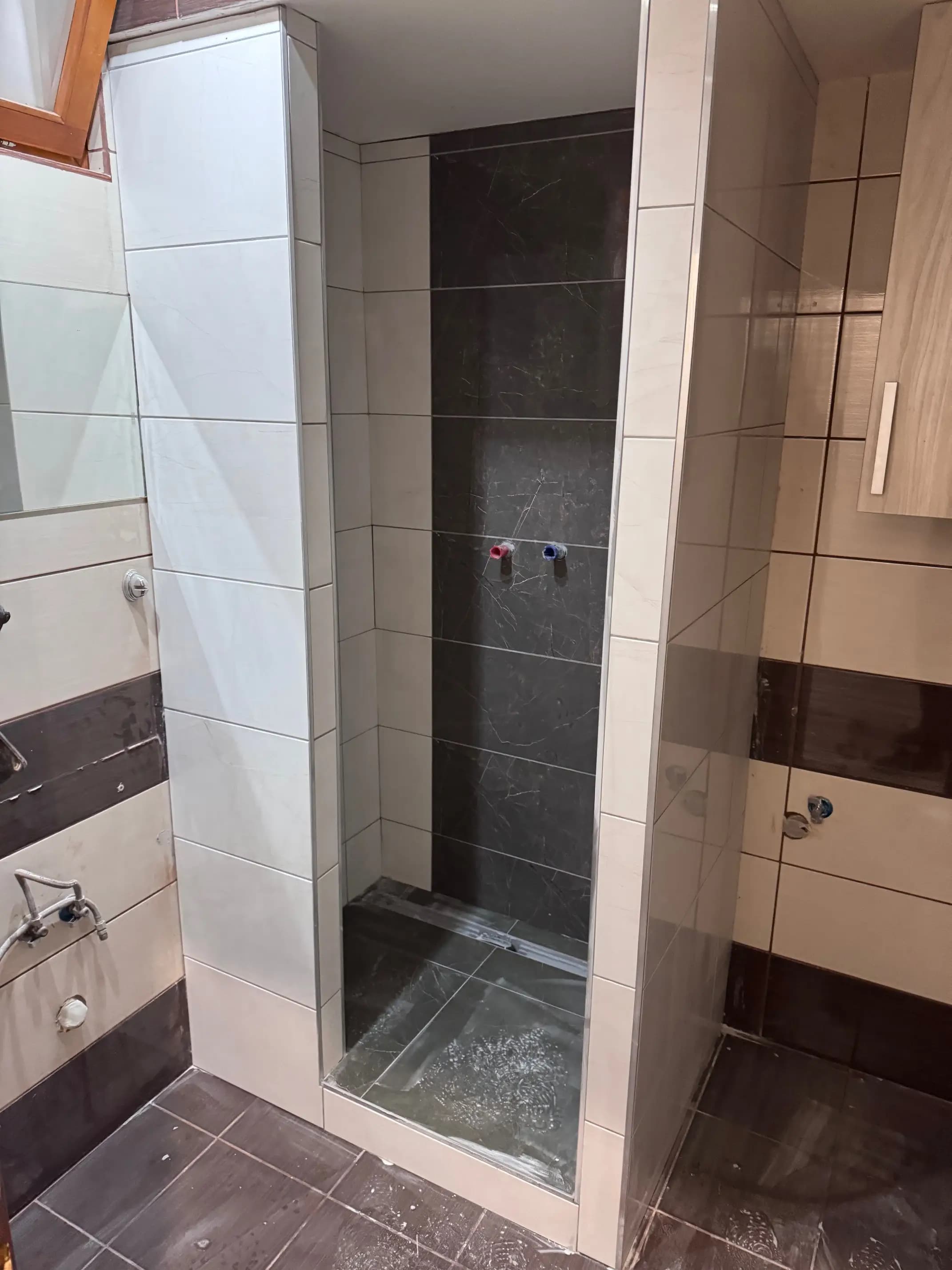 Luxusný penthouse s veľkou terasou, presklenými stenami a nádherným výhľadom na mesto.