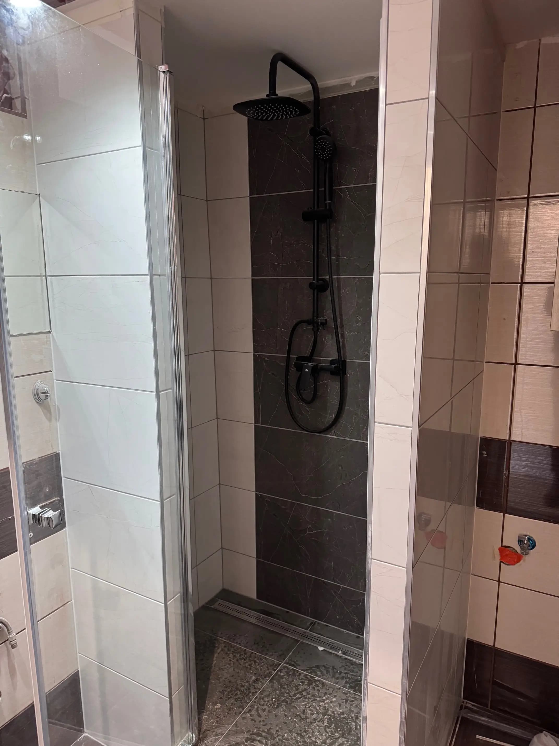 Luxusný penthouse s veľkou terasou, presklenými stenami a nádherným výhľadom na mesto.