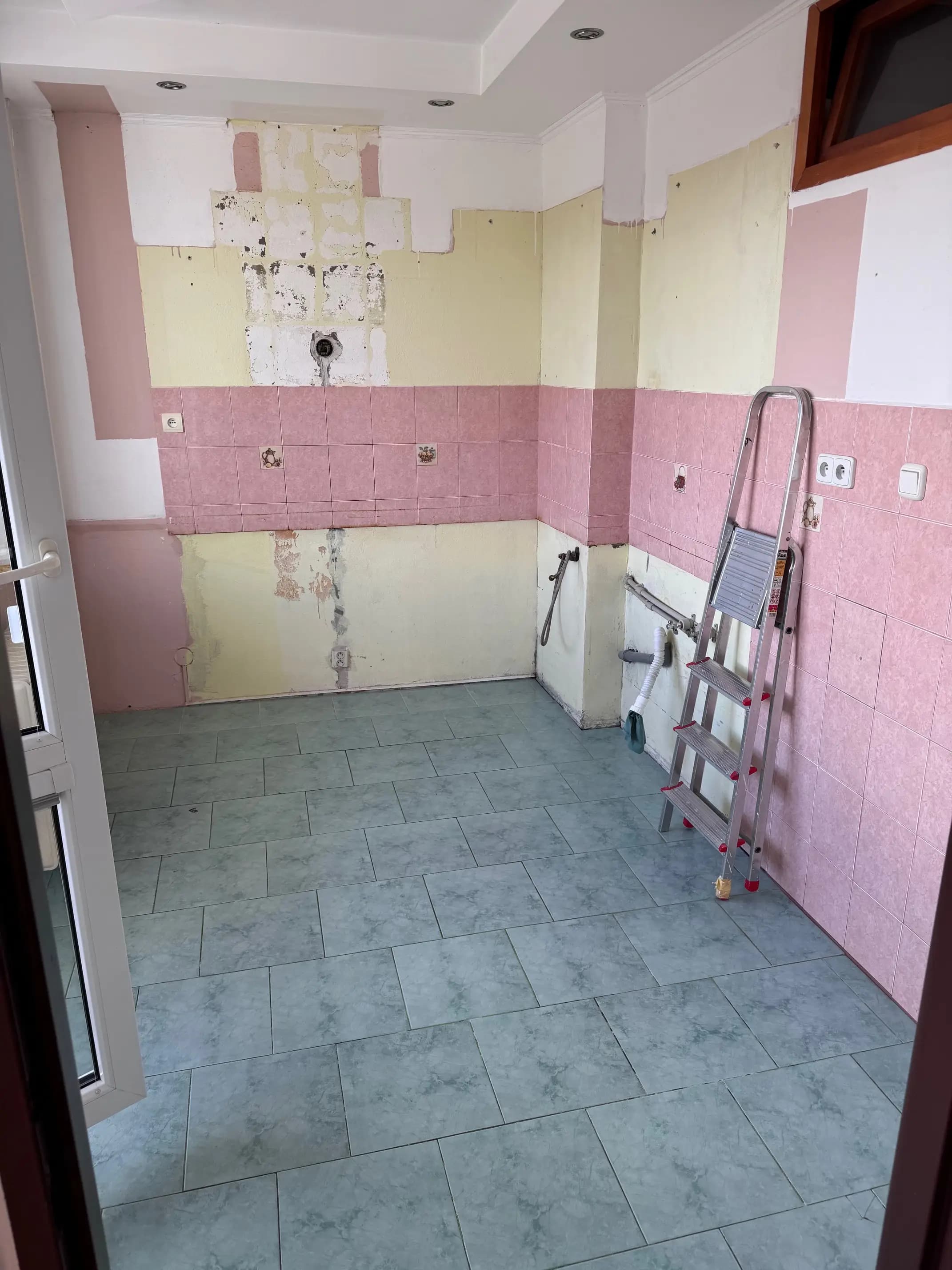 Luxusný penthouse s veľkou terasou, presklenými stenami a nádherným výhľadom na mesto.