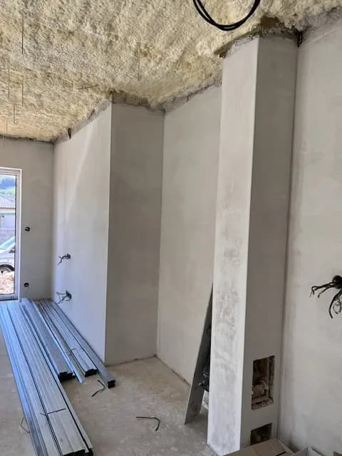 Moderná kancelária v minimalistickom štýle s elegantnými pracovnými stolmi a prírodnými materiálmi.