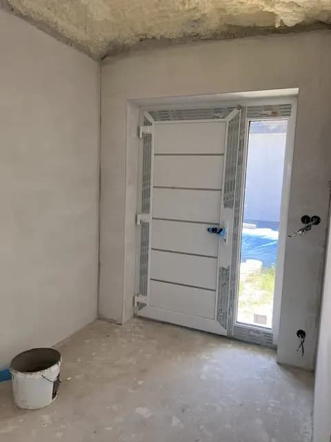 Moderná kancelária v minimalistickom štýle s elegantnými pracovnými stolmi a prírodnými materiálmi.