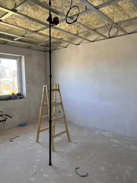 Moderná kancelária v minimalistickom štýle s elegantnými pracovnými stolmi a prírodnými materiálmi.