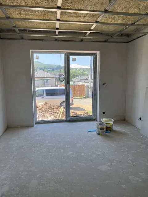 Moderná kancelária v minimalistickom štýle s elegantnými pracovnými stolmi a prírodnými materiálmi.