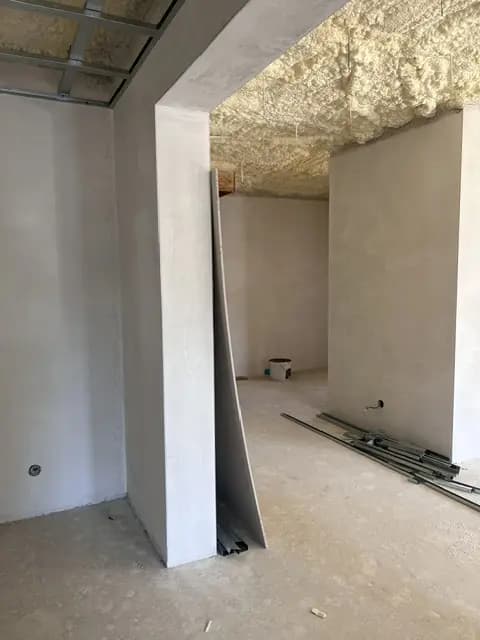 Moderná kancelária v minimalistickom štýle s elegantnými pracovnými stolmi a prírodnými materiálmi.