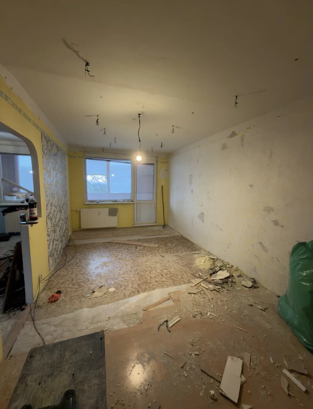 Moderný interiér bytu s čistými líniami, neutrálnou farebnou paletou a kvalitnými povrchovými úpravami.